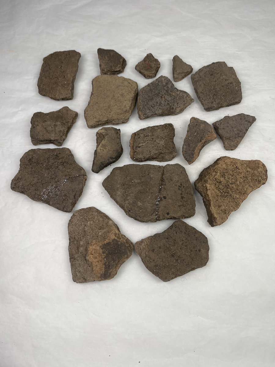 Keramik, fragment. Gravfynd från undersökning av hällkista 1950 i Ingemarstorp, Södra Härene.