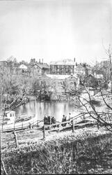 Hejdegården vid Tannefors slussar i Linköping. I kanalen ser man ångbåten Tasse nedanför Tannefors slussar.