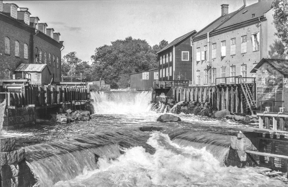 Tanneforsfallet i Linköping.
Om Tannefors kvarnby:
I Tannefors fanns en gång i tiden ett av Stångåns största vatten­fall. Runt det forsande vattnet växte en stor kvarnby fram, som sedan blev mycket viktig för Linköpings utveckling som industri- och flygstad. Redan på 1300-talet användes fallet vid Tannefors för kvarndrift. Trehundra år senare var kvarnbyn den fjärde största i Östergötland och betjänade hela Linköping. 1697 fanns det tolv kvarngårdar i Tannefors kvarnby, hälften på den här sidan forsen och hälften på den andra. Här etablerades även ett pappersbruk och en stor såg. En av kvarnarna i byn kallades Snuggan.