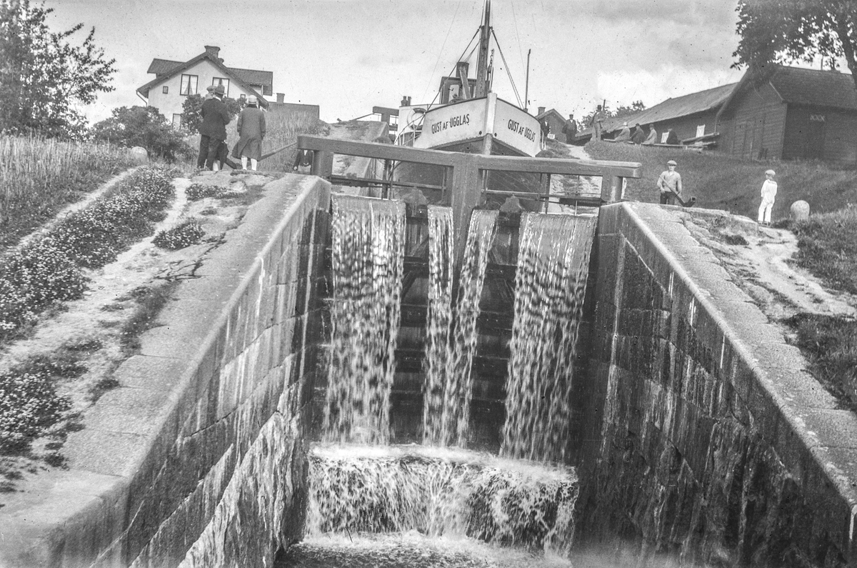 Fraktbåten GUST. AF UGGLAS i Tannefors slussar vid Kinda kanal i Linköping. 