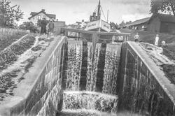 Fraktbåten GUST. AF UGGLAS i Tannefors slussar vid Kinda kanal i Linköping.