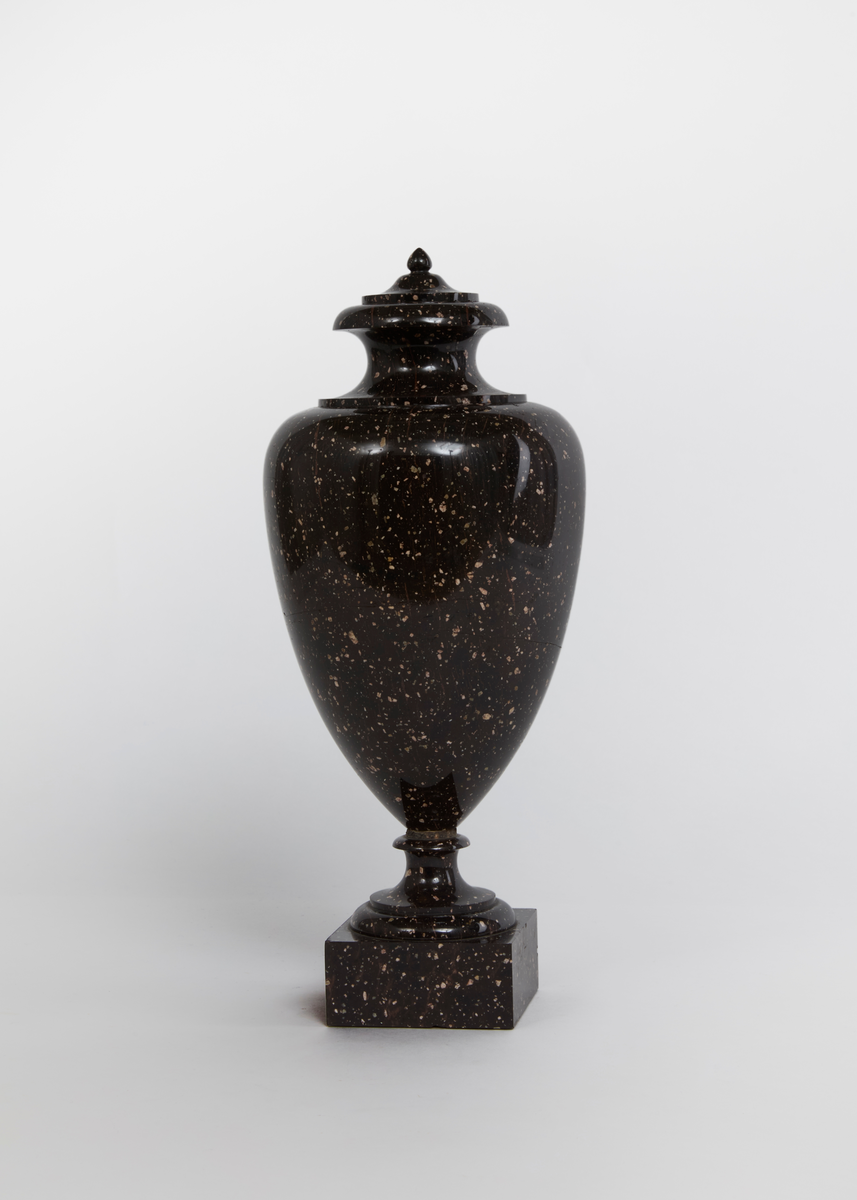 Urna av Rännåsporfyr, 1800-talets början. Sengustaviansk. Tredelad.