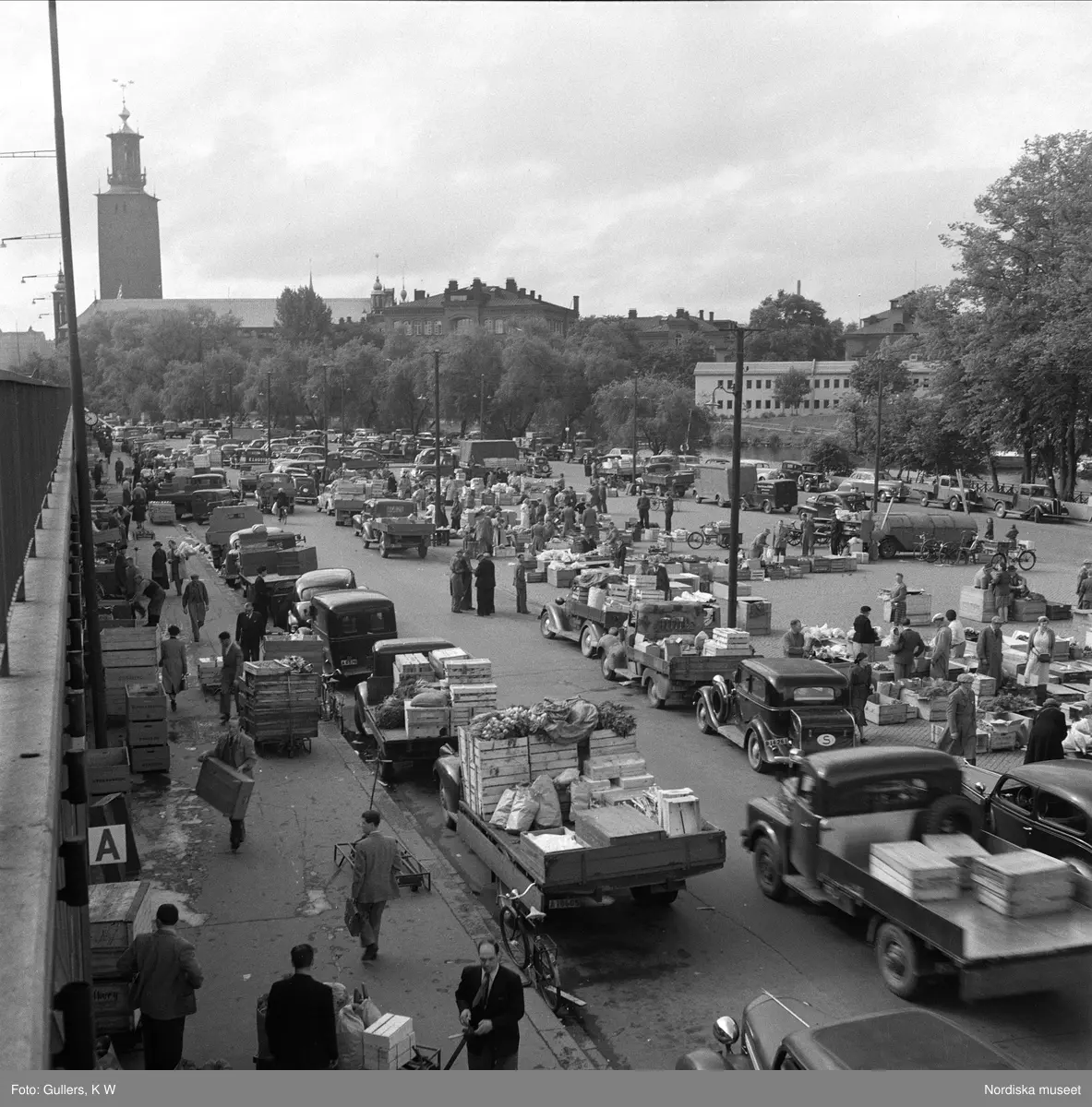 Stockholm. Sommarmorgon vid Vintervägen, stråket mellan Tegelbacken och Centralsaluhallen mellan järvägsområdet och Klara sjö. Kommersen med frukt, grönsaker och blommor har börjat. 