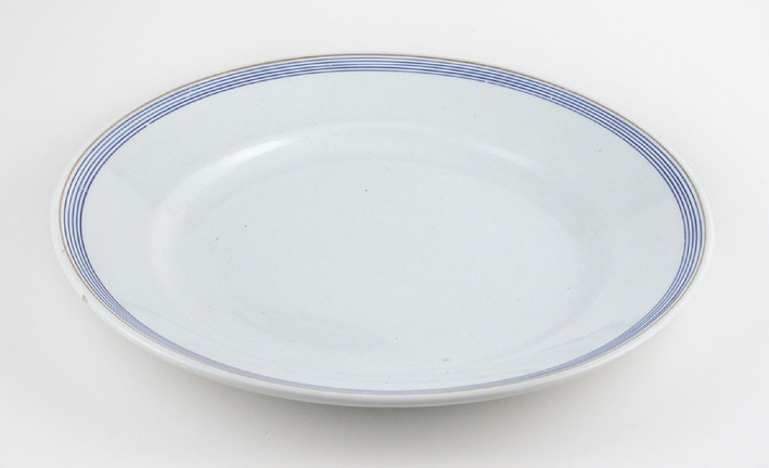 Servisen är vit med guldkant och blå gravyr i fem linjer med ungefär 1 mm mellanrum. Dessutom har soppterrin, tillbringare, uppläggningsfat och karotter växtmotiv på lock, handtag och fötter.

:1a-b: Soppterrin med lock. Höjd med lock 240 mm, diameter 280 mm, locket 250 
         mm.
         Växtmotiv på lock, handtag och fötter.
         Stämpel: Rörstrand Iron stone, China.
         Inskription: C W
:2a-b: Karott med lock. Höjd 140 mm, diameter 270 mm.
         Växtmotiv på lock, handtag och fötter. Rund skålformad med   
         reliefornamenterade handtag och fötter. Lock, kupigt med ornamenterad 
         tvärgrepe. 
         Stämpel i botten: J. Iron stone Rörstrand, stämpel i massan.
:3a-b: Karott med lock. Höjd 110 mm, diameter 200 mm.
         Växtmotiv på lock, handtag och fötter. Rund skålformad med reliefornament
         handtag och fötter. Locket kupigt med ornamenterad tvärgrepe. 
         Stämpel i massan: Iron stone Rörstrand.
:4 Tillbringare. Höjd 260 mm, diameter 150 mm.
    Växtmotiv på handtag och fötter.Rund tillbringare ornament upptill snip    
    och handtag. 
    Stämpel i massan: Iron stone Rörstrand FL. 
    Lagad upptill vid snipen.
:5 Uppläggningsfat. Höjd 45 mm, diameter 305 mm.
    Växtmotiv på handtag och fötter. Runt med handtag.
    Krackelerat i glasyren.
:6 Uppläggningsfat. Längd 450 mm, bredd 350 mm, höjd 50 mm.
    Ovalt, dekor på brättet.
    Stämpel i massan: Iron stone Rörstrand W.
:7 Uppläggningsfat. Längd 380 mm, bredd 295 mm, höjd 40 mm.
    Ovalt, dekor på brättet.
    Stämpel i massan: Ironstone Rörstrand W.
:8 Uppläggningsfat. Längd 310 mm, bredd 240 mm, höjd 35 mm.
    Ovalt, dekor på brättet.
    Stämpel i massan: Iron stone Rörstrand W.
:9 Uppläggningsfat. Längd 250 mm, bredd 195 mm, höjd 30 mm.
    Ovalt, dekor på brättet.
    Stämpel i massan: Iron stone China W.
:10 Fat. Höjd 40 mm, diameter 360 mm.
     Runt med dekor på brättet.
     Stämpel i massan: Iron stone Rörstrand W.
:11 Fat. Höjd 350 mm, diameter 295 mm.
     Runt med dekor på brättet.
     Stämpel i massan: Iron stone Rörstrand W.
:12a-b: Uppläggningsfat två stycken. Höjd 35 mm, diameter 145 mm.
          Växtmotiv handtag och fötter.Dekor på brättet och handtag.
          Stämpel i massan: Iron stone Rörstrand R.
:13a-f: Tallrikar sex stycken djupa. Höjd 45 mm, diameter 240 mm.
          Dekor på brättet.
          Stämpel i massan: Iron stone Rörstrand F  EL
:14a-f: Tallrikar sex stycken, flata. Höjd 30 mm, diameter 245 mm.
          Dekor på brättet.
          Stämpel i massan: Iron stone Rörstrand ED KR.
:15a-f: Tallrikar, dessert, sex stycken. Höjd 25 mm, diameter 205 mm.
          Dekor på brättet. Stämplat i massan: Iron stone Rörstrand DEC-FP-EB
:16a-m: Assietter, 13 st, dekor på brättet, stämpel i massan Iron stone Rörstrand FB. Höjd 25 mm, diam 165 mm.
:17a-i: Tekoppar med fat, 9 st, dekor i kanten, ostämplat gods.
          Kopphöjd 80 mm, diam 90 mm / Fat höjd 25 mm, diam 150 mm