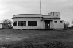 Rundhuset på Sankthanshaugen i Kristiansund. Her holdt bl.a. Sankthanshaugen fritidsklubb til. Usikker datering, men er trolig fotografert i forbindelse med artikkel i Nordmørsposten av 2. august 1990. Det er journalist Jan Øivind Jensen som har tatt bildet.