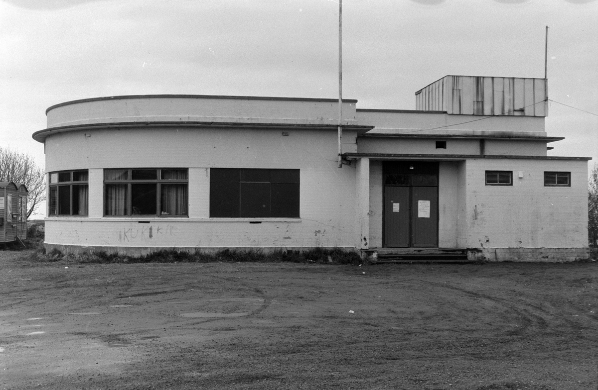 Rundhuset på Sankthanshaugen i Kristiansund. Her holdt bl.a. Sankthanshaugen fritidsklubb til. Usikker datering, men er trolig fotografert i forbindelse med artikkel i Nordmørsposten av 2. august 1990. Det er journalist Jan Øivind Jensen som har tatt bildet.