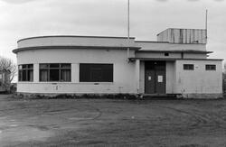 Rundhuset på Sankthanshaugen i Kristiansund. Her holdt bl.a. Sankthanshaugen fritidsklubb til. Usikker datering, men er trolig fotografert i forbindelse med artikkel i Nordmørsposten av 2. august 1990. Det er journalist Jan Øivind Jensen som har tatt bildet.