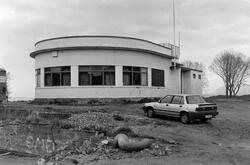 Rundhuset på Sankthanshaugen i Kristiansund. Her holdt bl.a. Sankthanshaugen fritidsklubb til. Usikker datering, men er trolig fotografert i forbindelse med artikkel i Nordmørsposten av 2. august 1990. Det er journalist Jan Øivind Jensen som har tatt bildet.