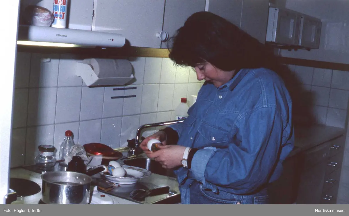 Caroline Swensson kokar ägg och smälter dekoration på äggen.