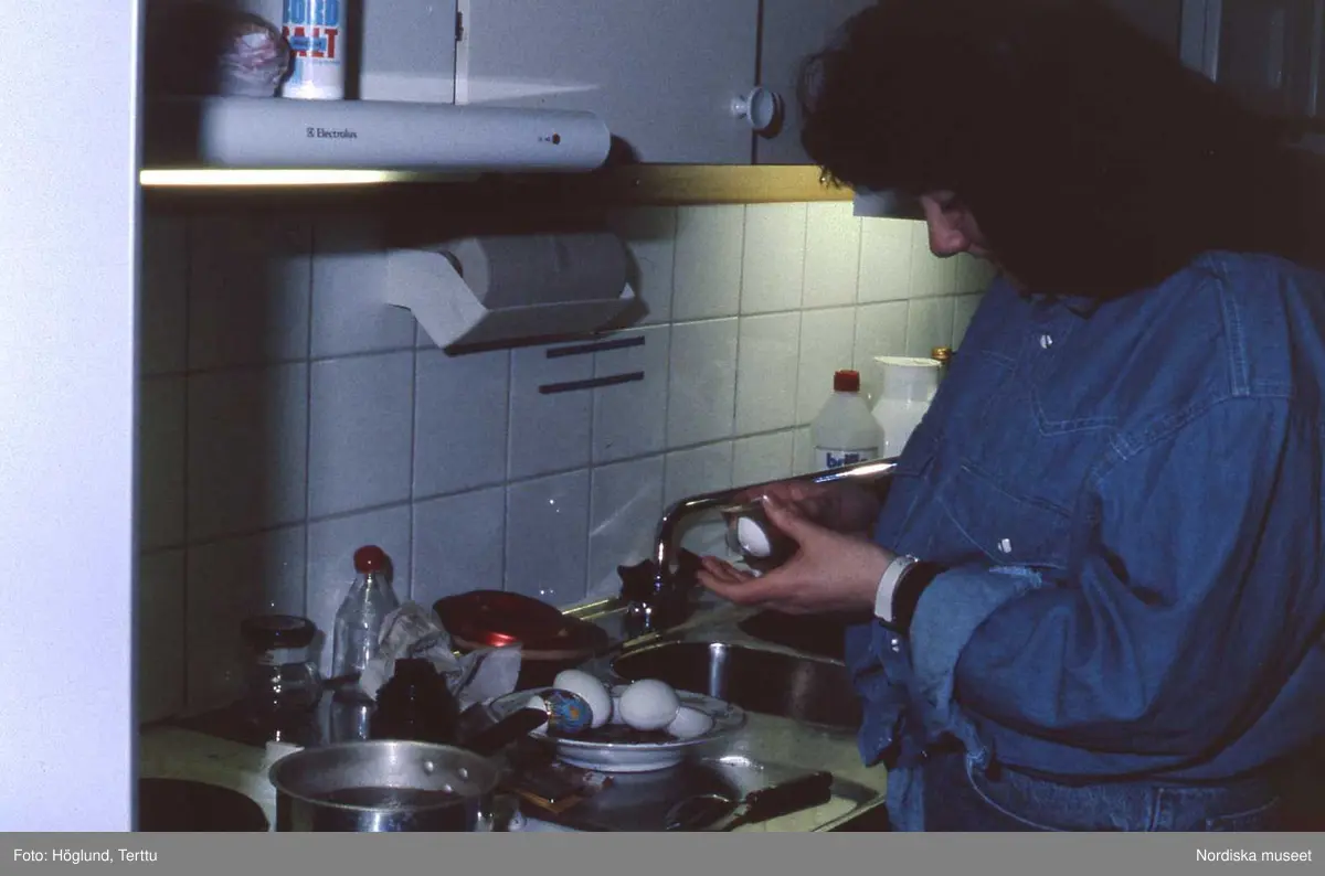 Caroline Swensson kokar ägg och smälter dekoration på äggen.