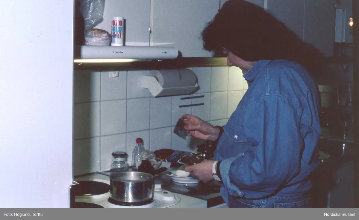 Caroline Swensson kokar ägg och smälter dekoration på äggen.