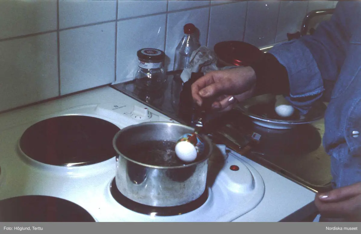 Caroline Swensson kokar ägg och smälter dekoration på äggen.