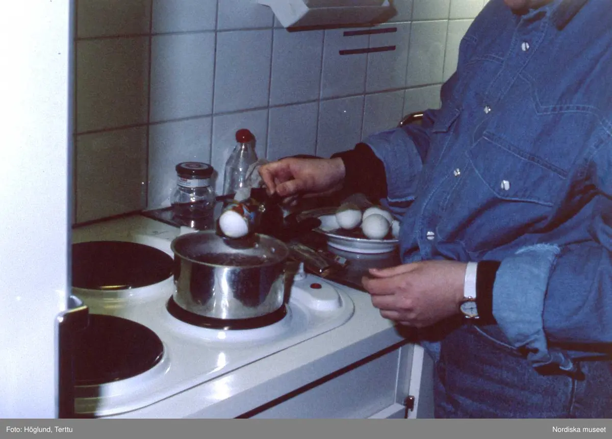 Caroline Swensson kokar ägg och smälter dekoration på äggen.