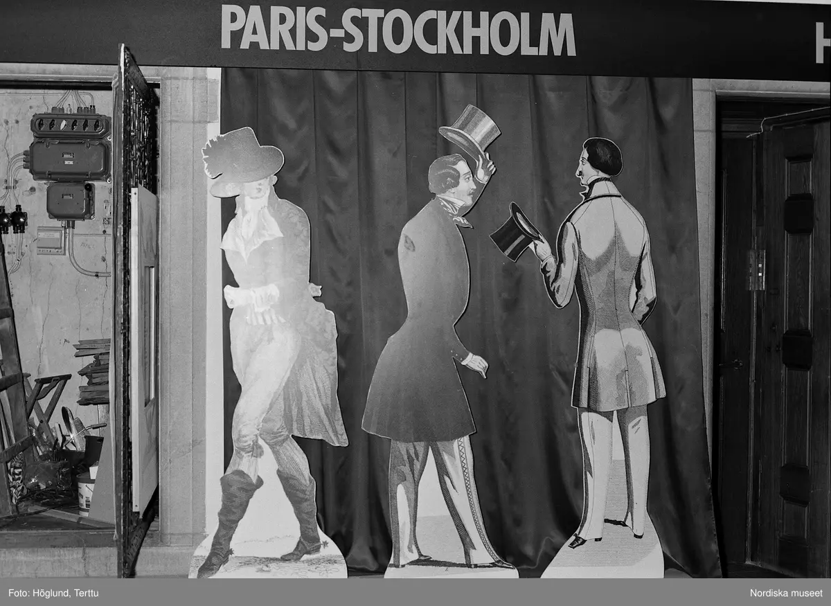 Utställningen "Paris- Stockholm" 1989  om mode på Nordiska museet. Tavlor/porträtt. Personal.