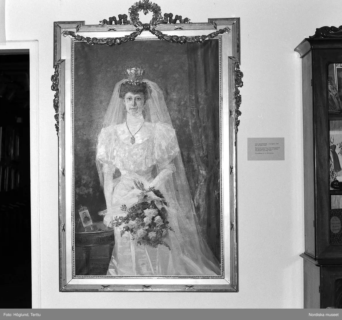 Utställningen "Paris- Stockholm" 1989  om mode på Nordiska museet. Tavlor/porträtt. Personal.
