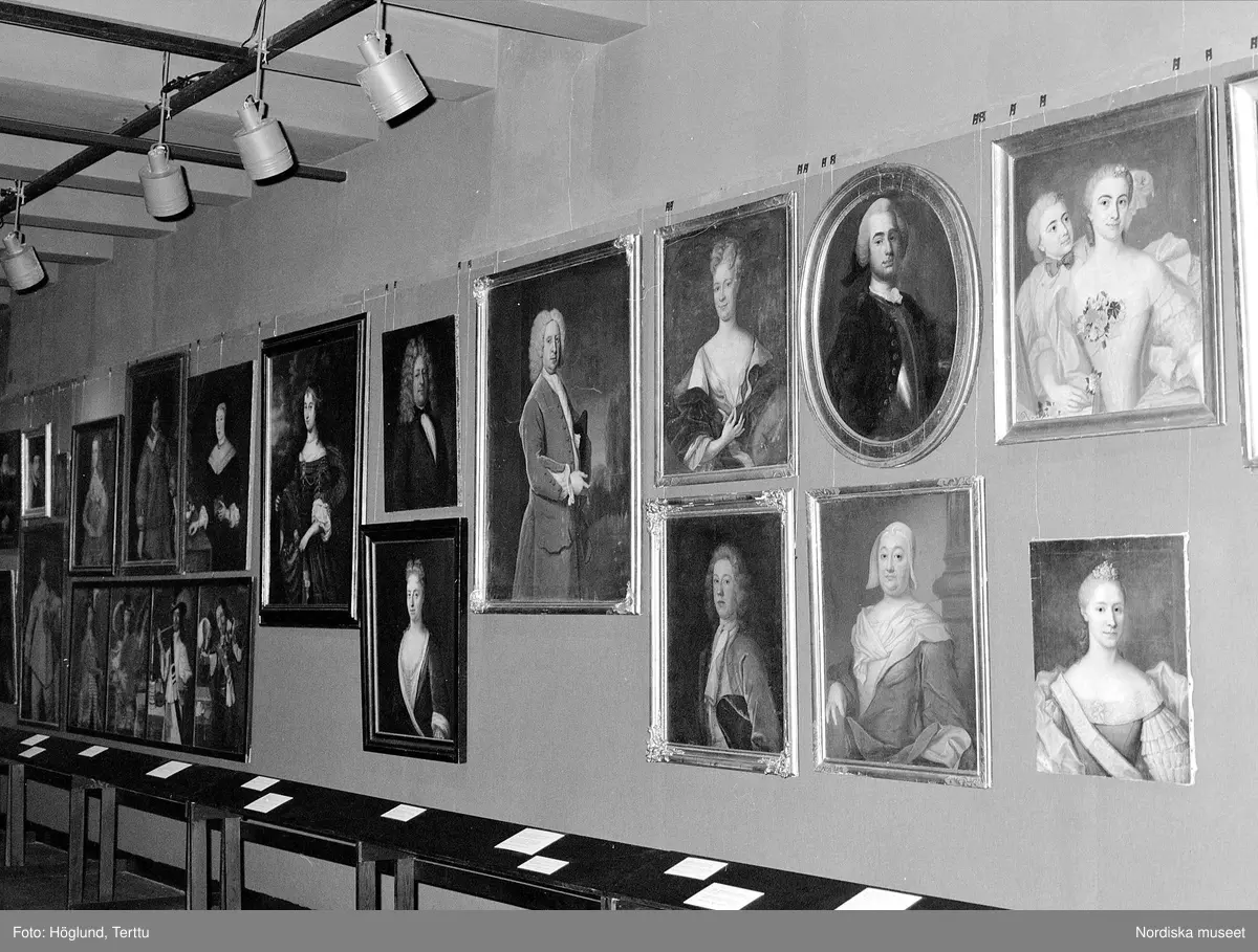 Utställningen "Paris- Stockholm" 1989  om mode på Nordiska museet. Tavlor/porträtt. Personal.
