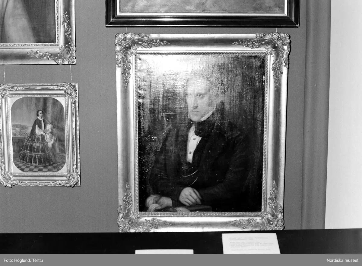 Utställningen "Paris- Stockholm" 1989  om mode på Nordiska museet. Tavlor/porträtt. Personal.