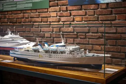 Model of a modern passenger ship in display case in the "On Schedule" exhibition at the Norwegian Maritime Museum.