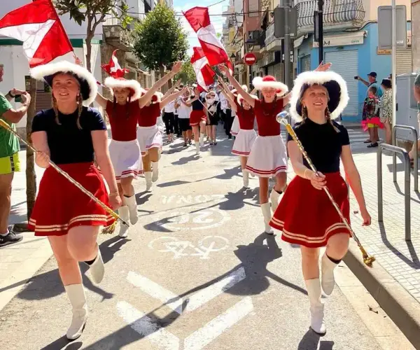 Flickor med drill och pompoms i Härnösands paradorkester