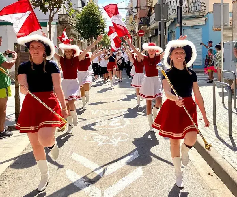 Flickor med drill och pompoms i Härnösands paradorkester