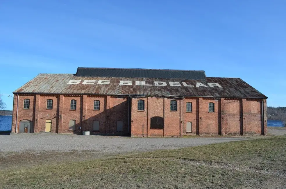 Kulturmiljö i Svartviks industriminnen med en stor tegelbyggnad; Gamla Hyvleriet