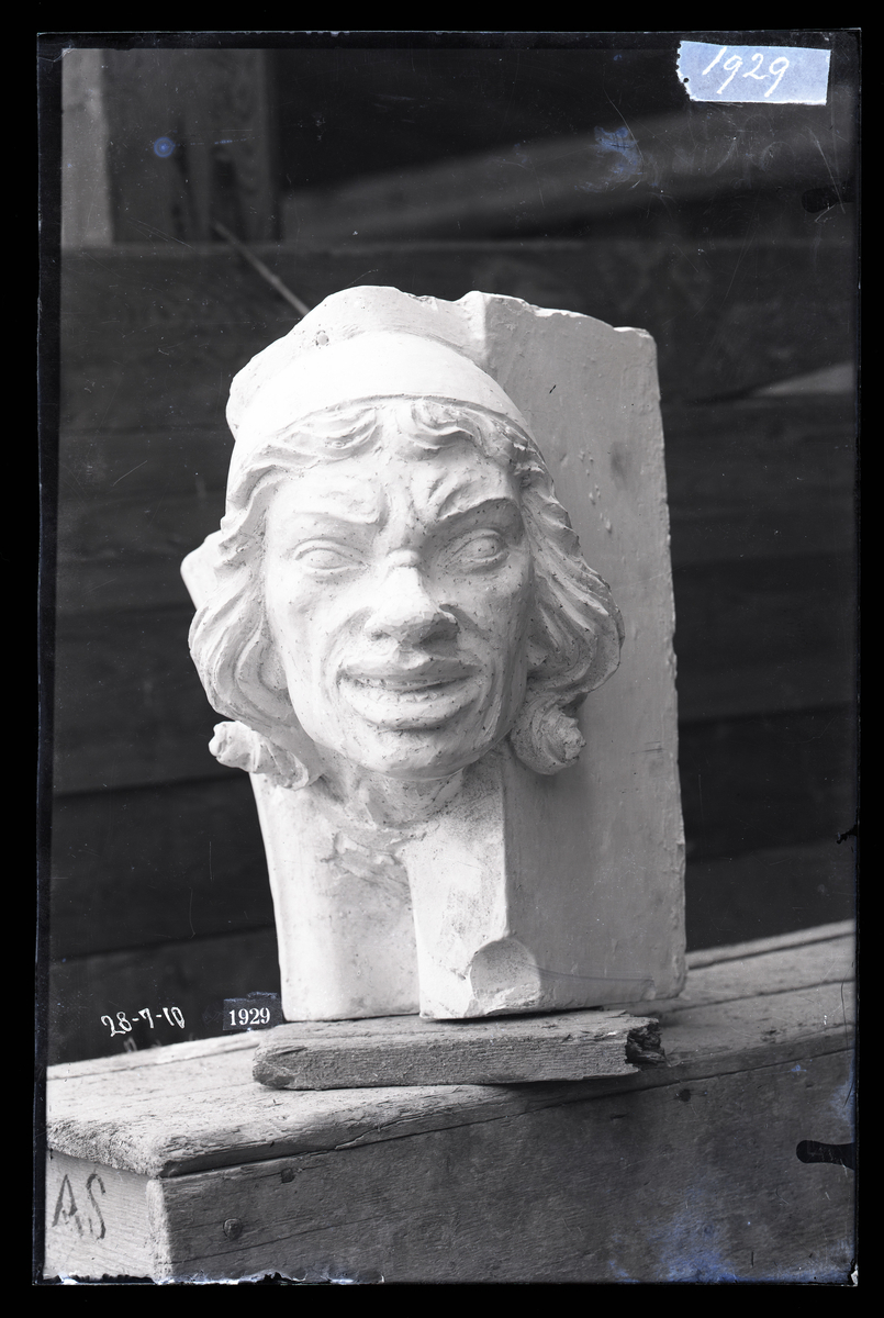 Gipsmodell for ny skulptur til Nidarosdomen. Dekklistgrotesk for strebepilar i skipet. Mannshode med lue.