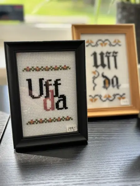 Innrammede broderier med teksten Uff da