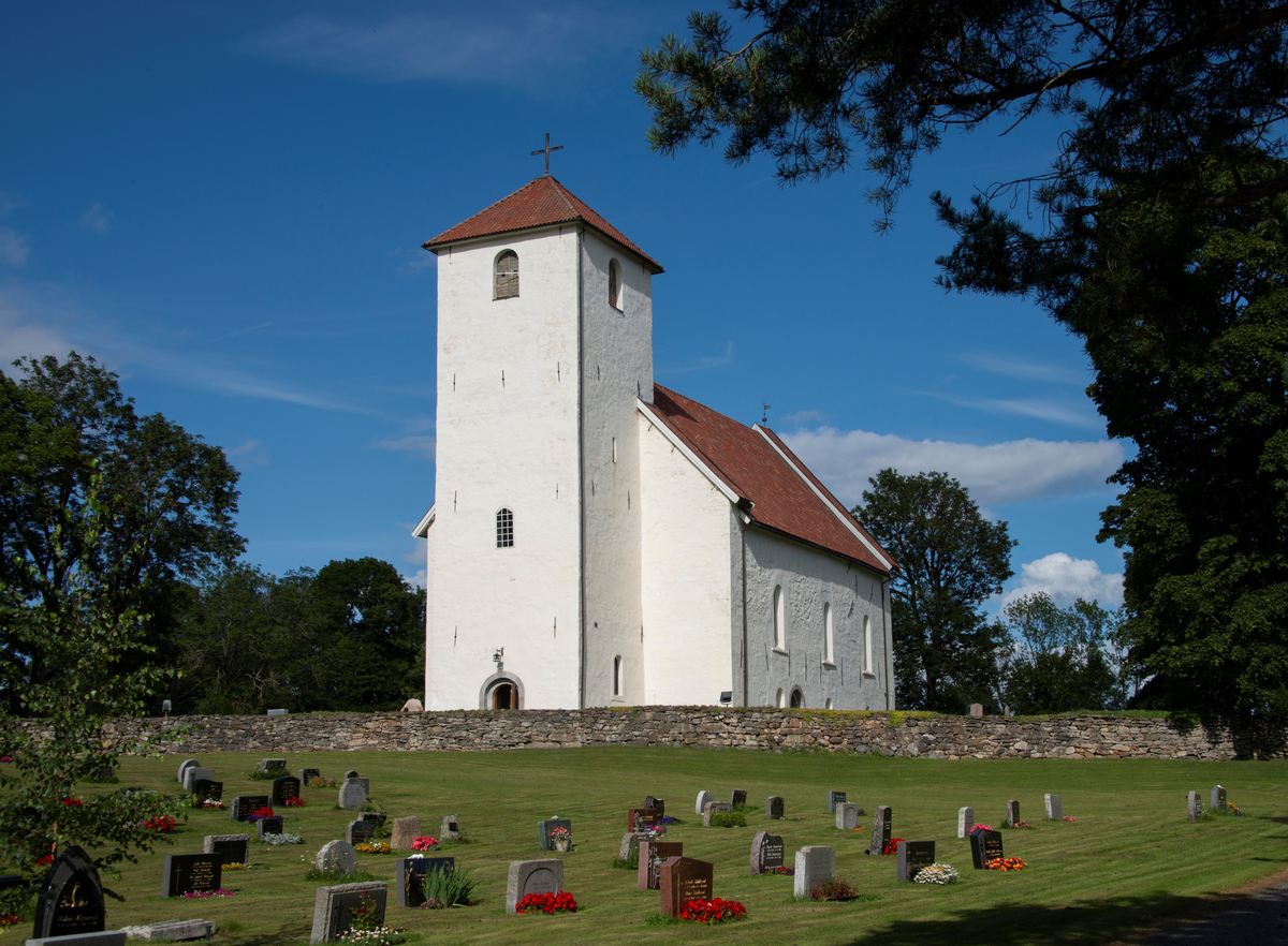 Hoff kirke, Lena,  Østre Toten, Innlandet. Hoff kirke er en middelalderkirke og ble bygd mellom 1150 og 1200. Opprinnelig var det en basilika med hovedskip og to sideskip bygd i tilhogget kalkstein. Alertavla fra 1664 med motivet ”nattverden”og er laget av Laurits Lauritsen. Kirken har et Maria-alter som ligger på venstre side i korveggen foran i kirken. Kirken har en rekke gamle portretter som framstiller prester som har vært knyttet til kirken fra 1401 og fremover. Der av også to prester som og har virket som Biskop på Hamar i Middelalderen. 