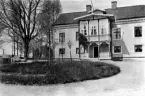 Tenhults herrgård, den gamla byggnaden uppförd på 1850-talet av jägmästaren A.H.Sandblad .När Ernst L Hartmann blev ägare år 1903 revs den gamla mangårdsbyggnaden och fick lämna plats för det i eftertessinsk barockstil uppförda corps de logiet år 1904.