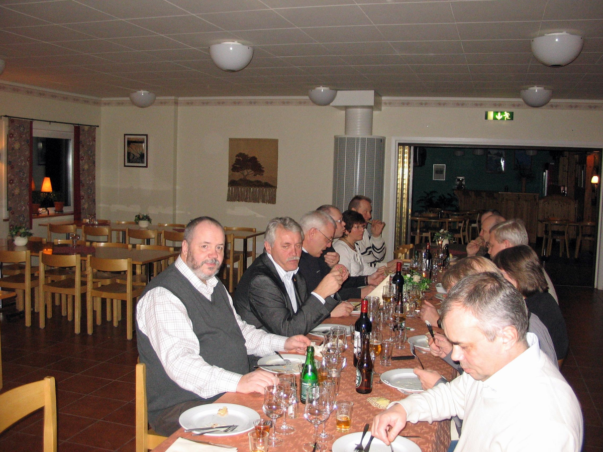 Planeringsvecka i Transtrand med Skaraborgsgruppen i februari 2006. Thomas Holmberg, Sven-Åke Svensson och Nils Erik Nilsson till vänster om bordet. Till höger Hans Eriksson.