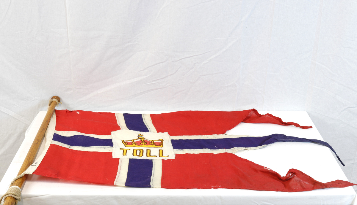 Flagg, rektangulært med splitt, på trestang. 