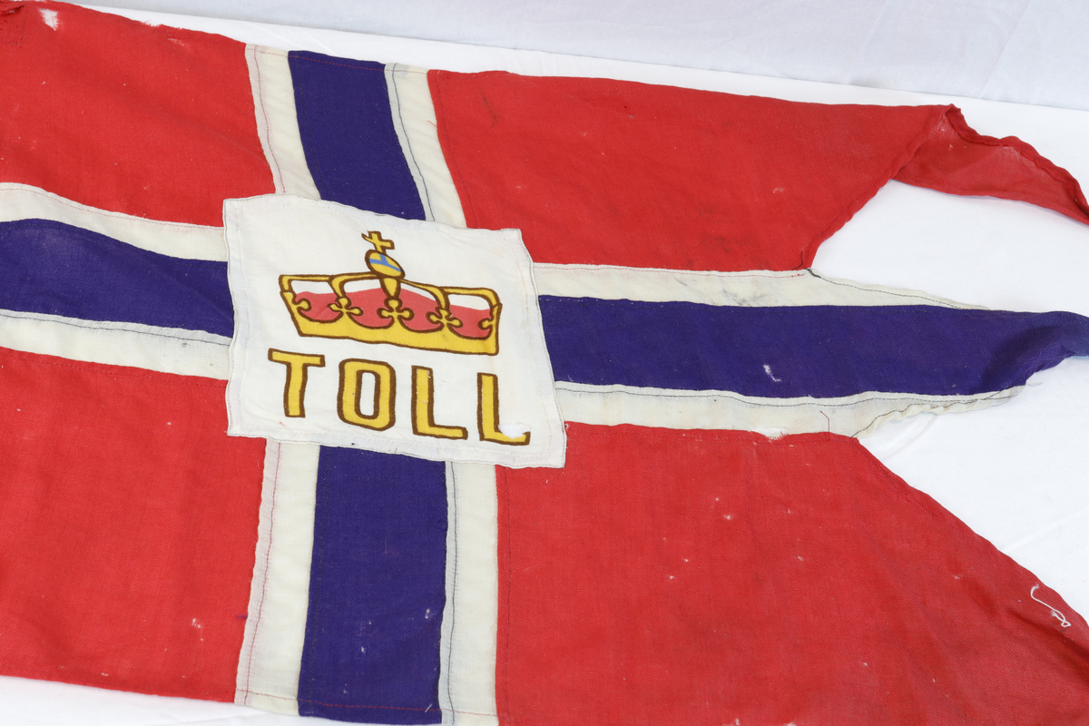 Flagg, rektangulært med splitt, på trestang. 