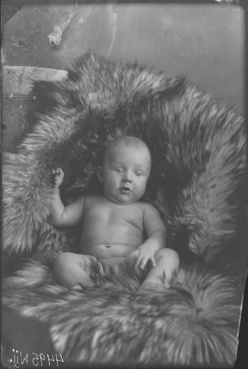 Fotografering beställd av Jansson på Vega 7 i Västerås. Han är ej identifierad.