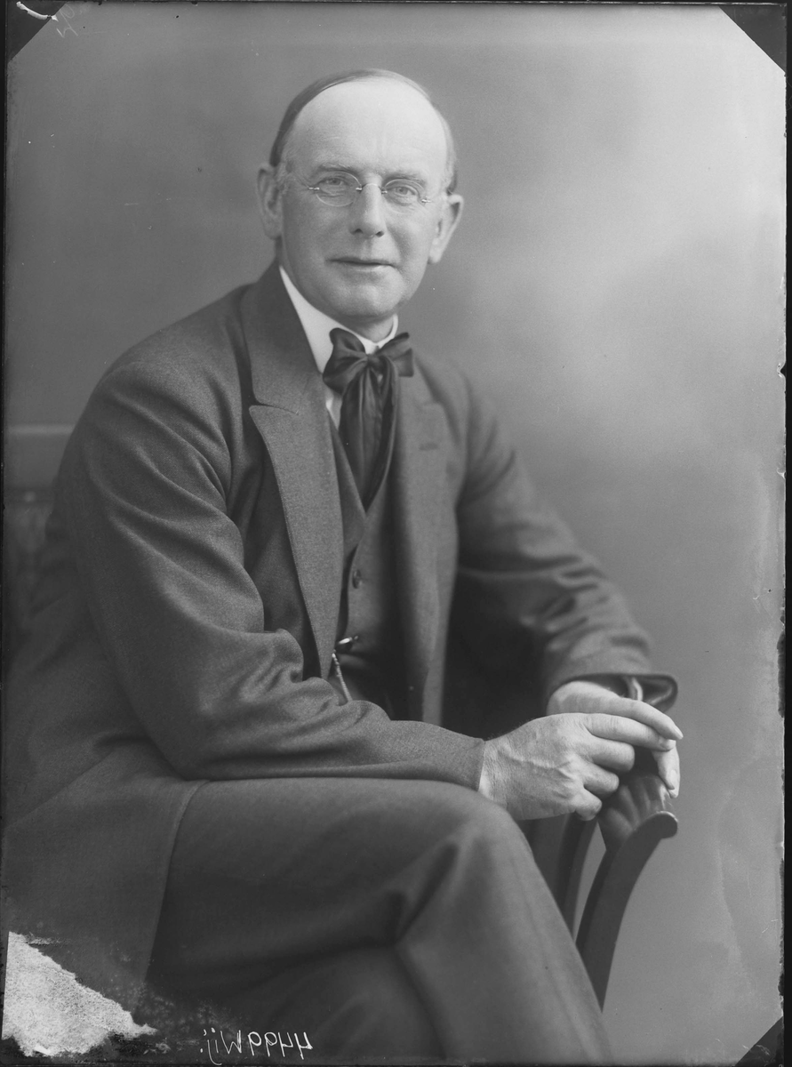 Fotografering beställd av Oskar Hallberg. Han är ej identifierad.