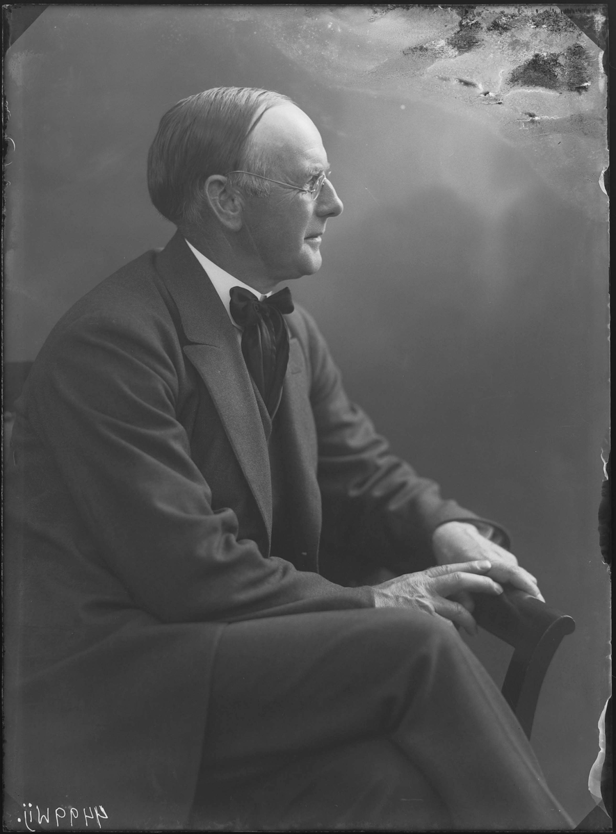 Fotografering beställd av Oskar Hallberg. Han är ej identifierad.