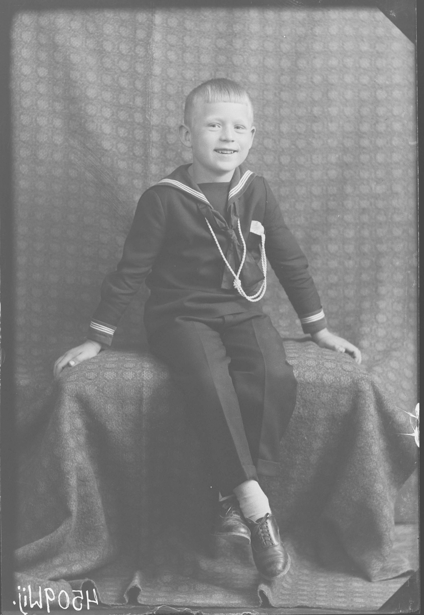 Fotografering beställd av Carl Emil Carlsson. Han är ej identifierad.