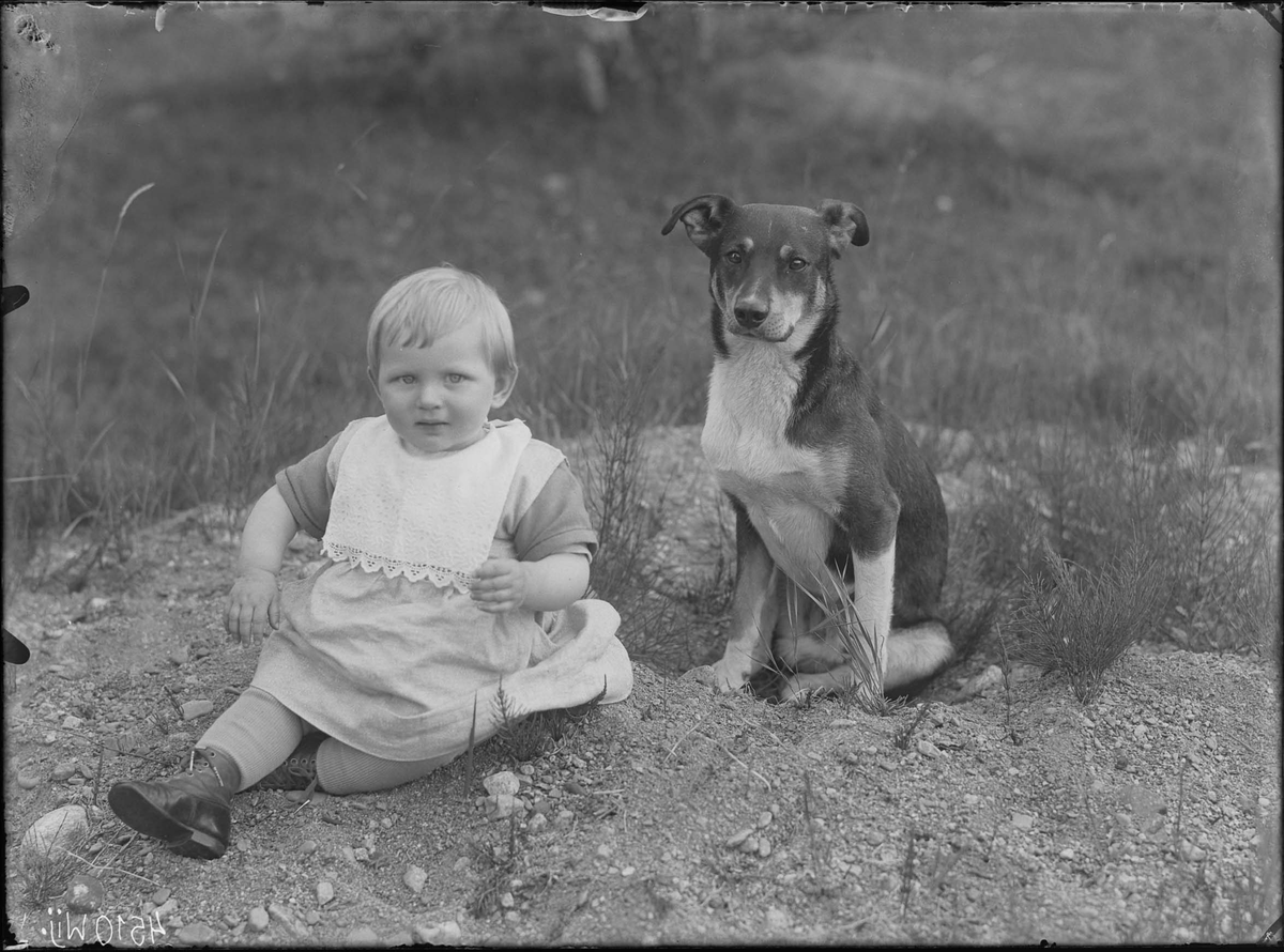 Fotografering beställd av Axel Karlsson. Barnet är fotograferat i samband med Axel Karlssons vigsel den 14 juli 1929. Ej identifierat.