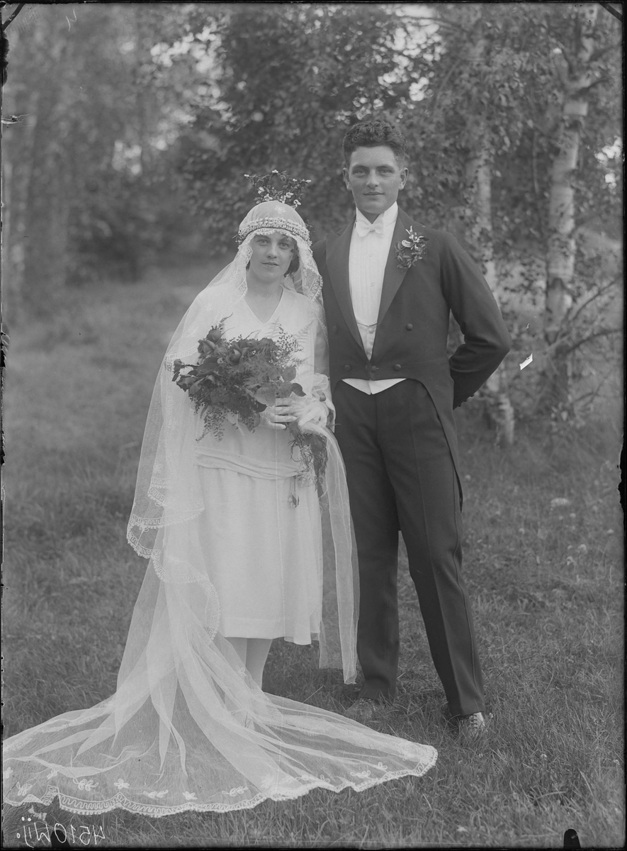 Fotografering beställd av Axel Karlsson. Föreställer sannolikt chauffören Axel Karlsson (1905-1951) och hans hustru Svea Eugenia Andersson (1904-1991) som gifte sig den 14 juli 1929.