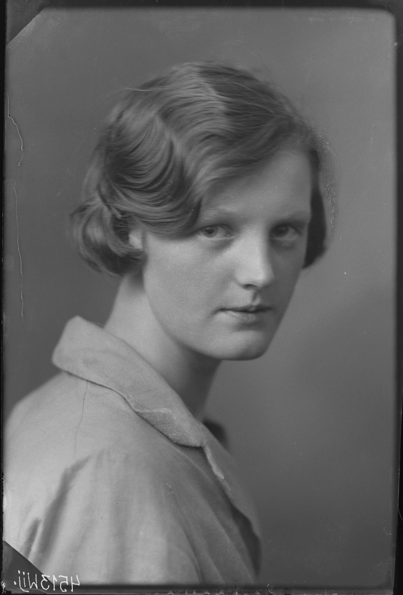 Fotografering beställd av Viola Staaf. Föreställer Viola Margareta Stav (f. 1911-09-18 i Dingtuna). Alternativ stavning Staff.
