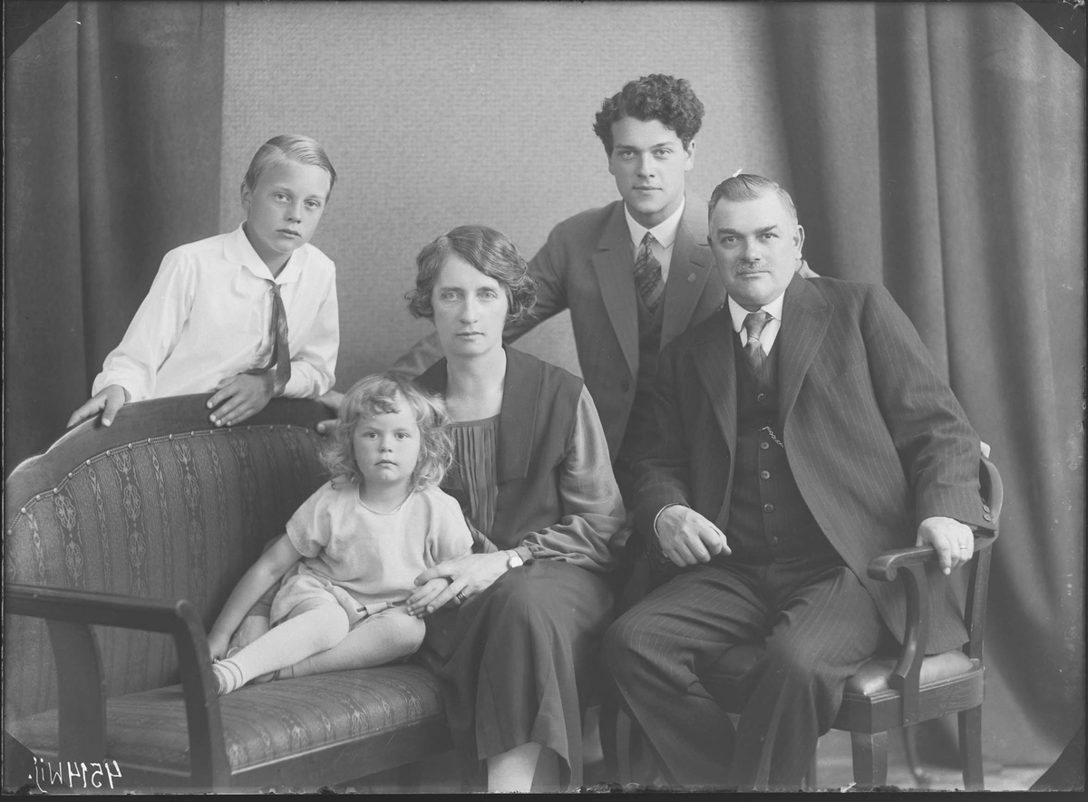 Fotografering beställd av Vedholm på Hoffsta 7B i Västerås. Föreställer sliparemästaren Gustaf Sigurd Vedholm (1882-1930) och hans hustru Ester Vendla Viktoria Lindqvist (1885-1970) med barnen Åke Sigvard Vendel (1910-1995), Göte Gustaf Vendel (1919-1952) och Ulla Gusta Vendela (1926-). Alternativ stavning Wedholm.