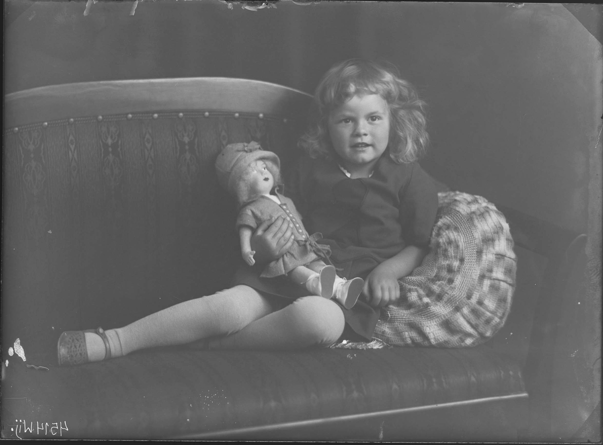 Fotografering beställd av Vedholm. Föreställer Ulla Gusta Vendela Vedholm, född 1926-06-09 i Västerås.