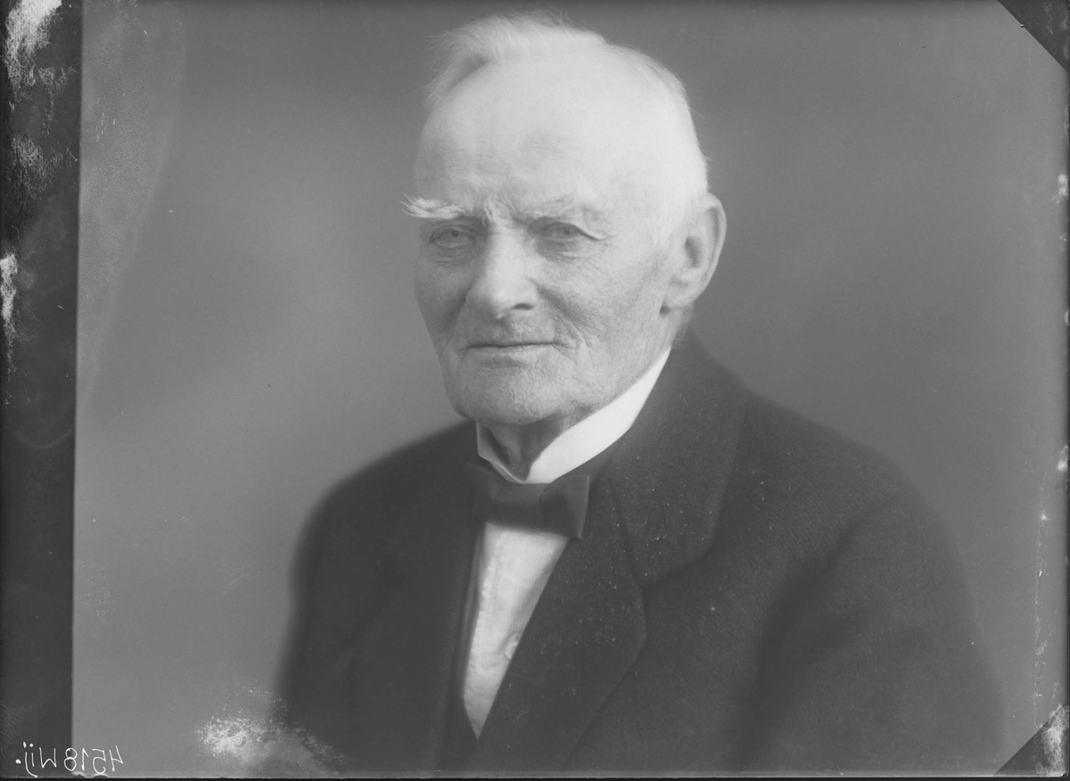 Fotografering beställd av Larsson. Föreställer sannolikt gårdsägaren Fridolf Johan Larsson (1844-1933). Här bosatt på Katrinelund 24 i Västerås, som idag motsvarar ungefär Lovisebergsvägen 3.