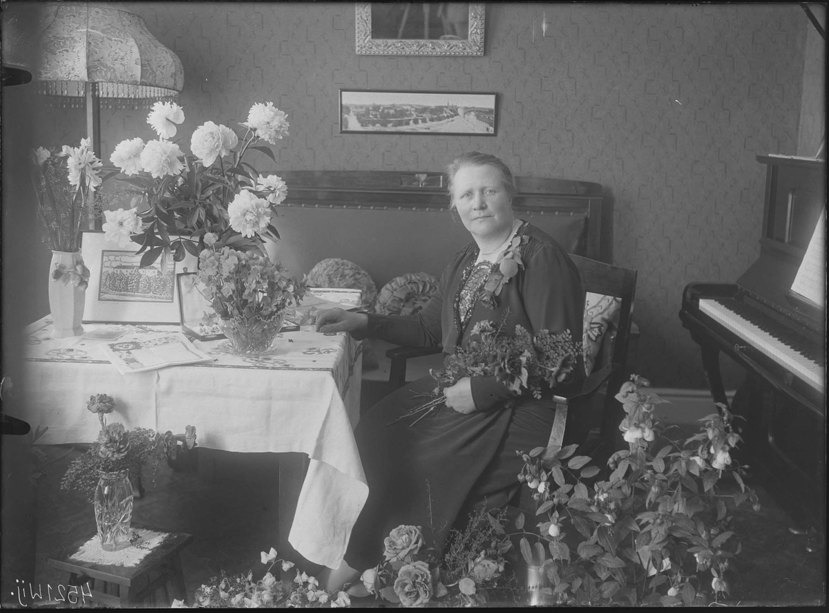 Fotografering beställd av Hammarsten. Föreställer sannolikt Frida Elisabet Lilja (1879-1943) som firar sin 50-årsdag den 18 juli 1929.