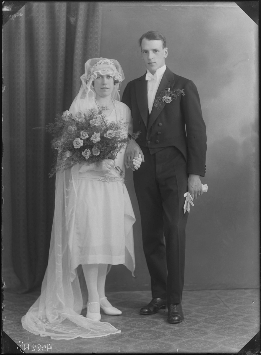 Fotografering beställd av Willebrand. Föreställer styckarmästaren Karl Axel Willebrand (1907-1960) och hans hustru Dagmar Linnéa Johansson (1908-1997) som gifte sig den 23 juni 1929.