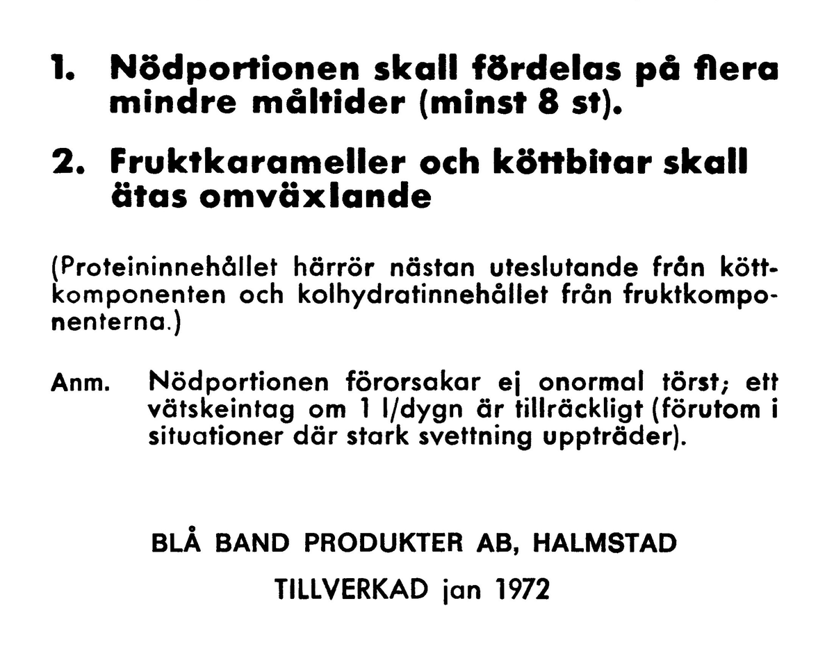 En nödportion i en olivgrön kartong med måtten 115 x 80 x 35 mm som består av två halvor – en ytterdel och en innerdel. Kartongen har ett varv svart el-tape runt ytterdelen. 
Kartongen innehåller en bruksanvisning, en stång med åtta bitar torkat rökt kött, fyra stänger med vardera åtta bitar fruktkarameller (ananas, citron, jordgubbe och aprikos), en portion snabbkaffe (cafe Salvador ”espresso” type), en tepåse, (Tetley) samt två 6,5g portionsförpackningar strösocker (Sockerbolaget).

Bruksanvisningens framsida har texten:
”NÖDPORTION ca 1000 kcal
Innehåll:
4 st. stänger á 8 bitar fruktkarameller
1 st. stång med 8 bitar torkat rökt kött
1 port fp kaffe
1 port fp te
2 port fp strösocker

Näringsvärde:
153 g kolhydrater (huvudsakligen i fruktkaramellerna)
20 g protein (huvudsakligen i köttstången)
32 g fett (ca hälften i karamellerna och hälften i köttstången)
Bruksanvisning:
Nödportionens sammansättning är från näringsfysiologisk synpunkt sådan, att prestationsförmågan bibehålles, om portionen äts enligt omstående anvisningar”

Bruksanvisningens baksida har texten:
”1. Nödportionen skall fördelas på flera mindre måltider (minst 8 st).
2. Fruktkarameller och köttbitar skall ätas omväxlande
(Proteininnehållet härrör nästan uteslutande från köttkomponenten och kolhydratinnehållet från fruktkomponenterna.)
Anm.
Nödportionen förorsakar ej onormal törst; ett vätskeintag om 1 l/dygn är tillräckligt (förutom i situationer där stark svettning uppträder).
BLÅ BAND PRODUKTER AB, HALMSTAD
TILLVERKAD jan 1972”