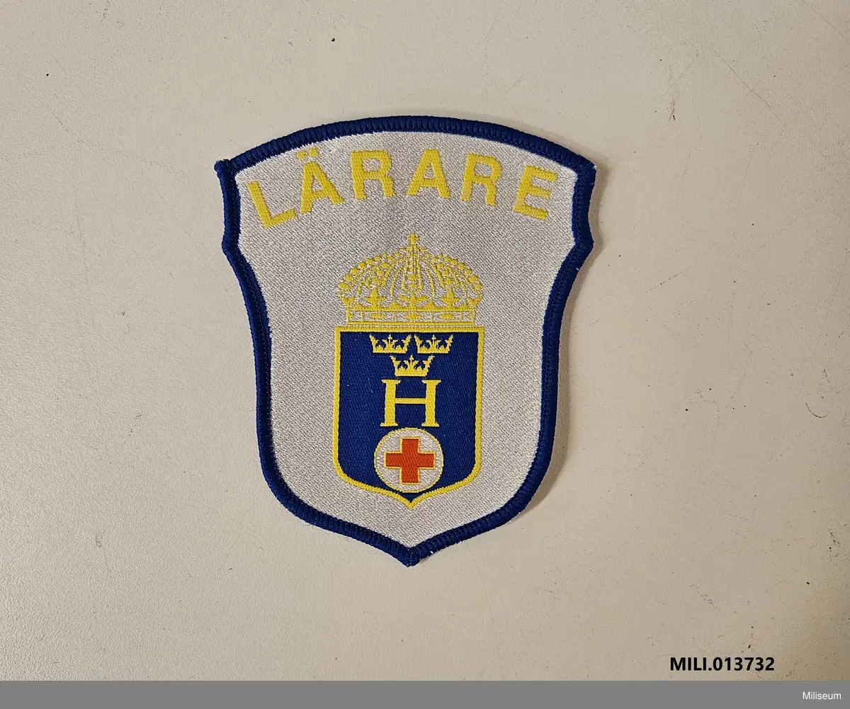 Tilläggstecken av textil med vävt motiv, avsett att sys fast på fältuniformens högra överärm. På vänster överärm bars gemensamt emblem för hemvärnet inom Jönköpings län (Se MILI.009872).