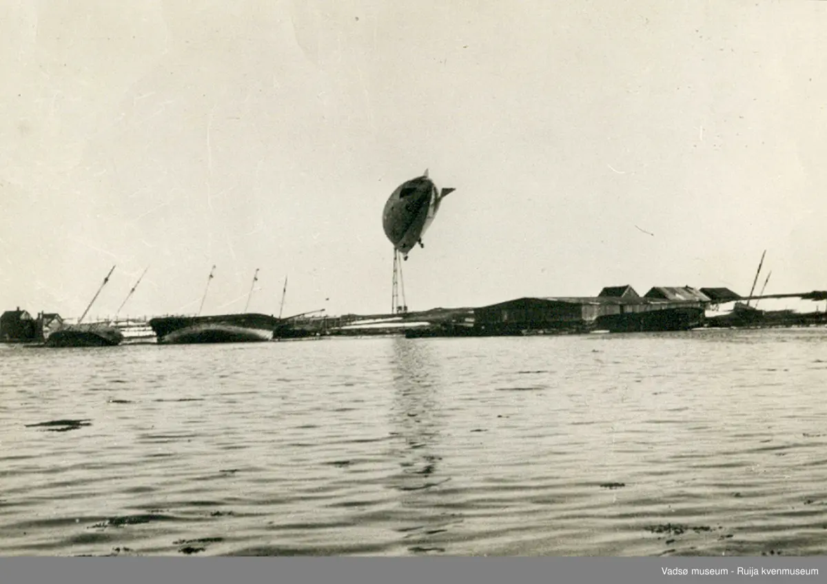 "Italia" fortøyd til masta på Vadsøya i 1928. i forgrunnen russiske pomorbåter som under krigen ble brent