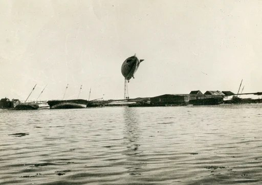 "Italia" fortøyd til masta på Vadsøya i 1928. i forgrunnen russiske pomorbåter som under krigen ble brent