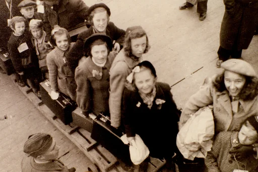 Finnmarksbarn med kofferter går ombord i båt etter opphold i Sverige under krigen. Også kalt "Svenskongan".