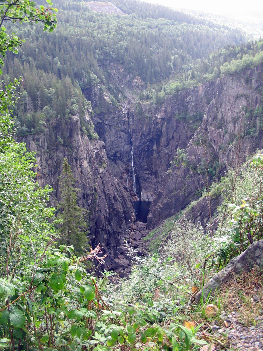 Personal från Skaraborgsgruppen besöker Telemark og Buskerud Heimevernsdistrikt, HV-03, i Heistadmoen i september 2006. Utflykt till Vemorks tungvattenanläggning i Rjukan.